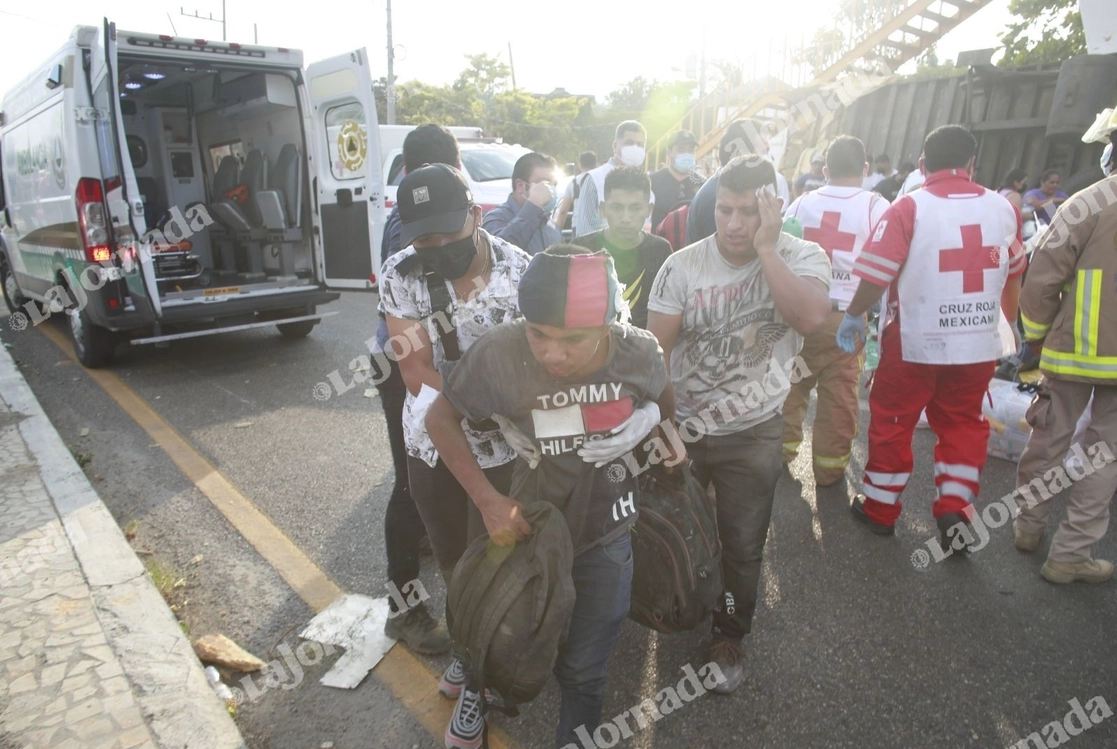 Sobrevivientes del accidente en carretera de Chiapas, registrado la tarde del nueve de diciembre. Foto Víctor Camacho