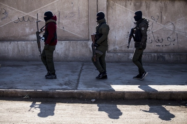 Elementos de las fuerzas democráticas sirias realizan recorridos para identificar militantes del EI en Hassakeh. noreste de Siria. Foto Ap / Archivo