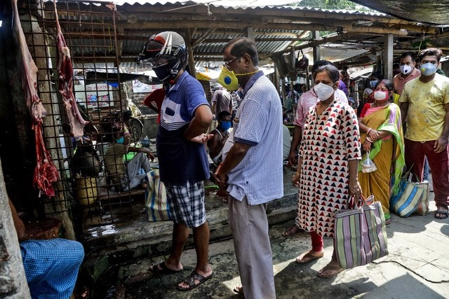 Personas hacen fila para comprar carne en un mercado en Calcuta, India, el tercer país con más contagios de Covid-19 a nivel mundial. Foto AP