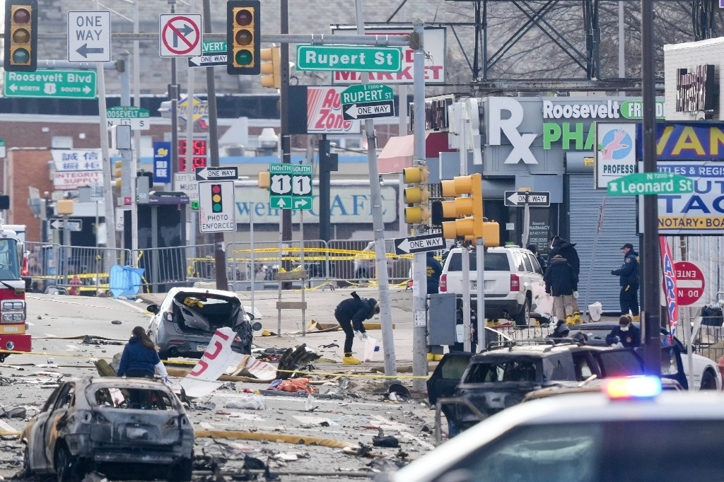 Un investigador trabaja en la escena del accidente de un avión pequeño en Filadelfia, el 1 de febrero de 2025. Foto Ap / Matt Rourke