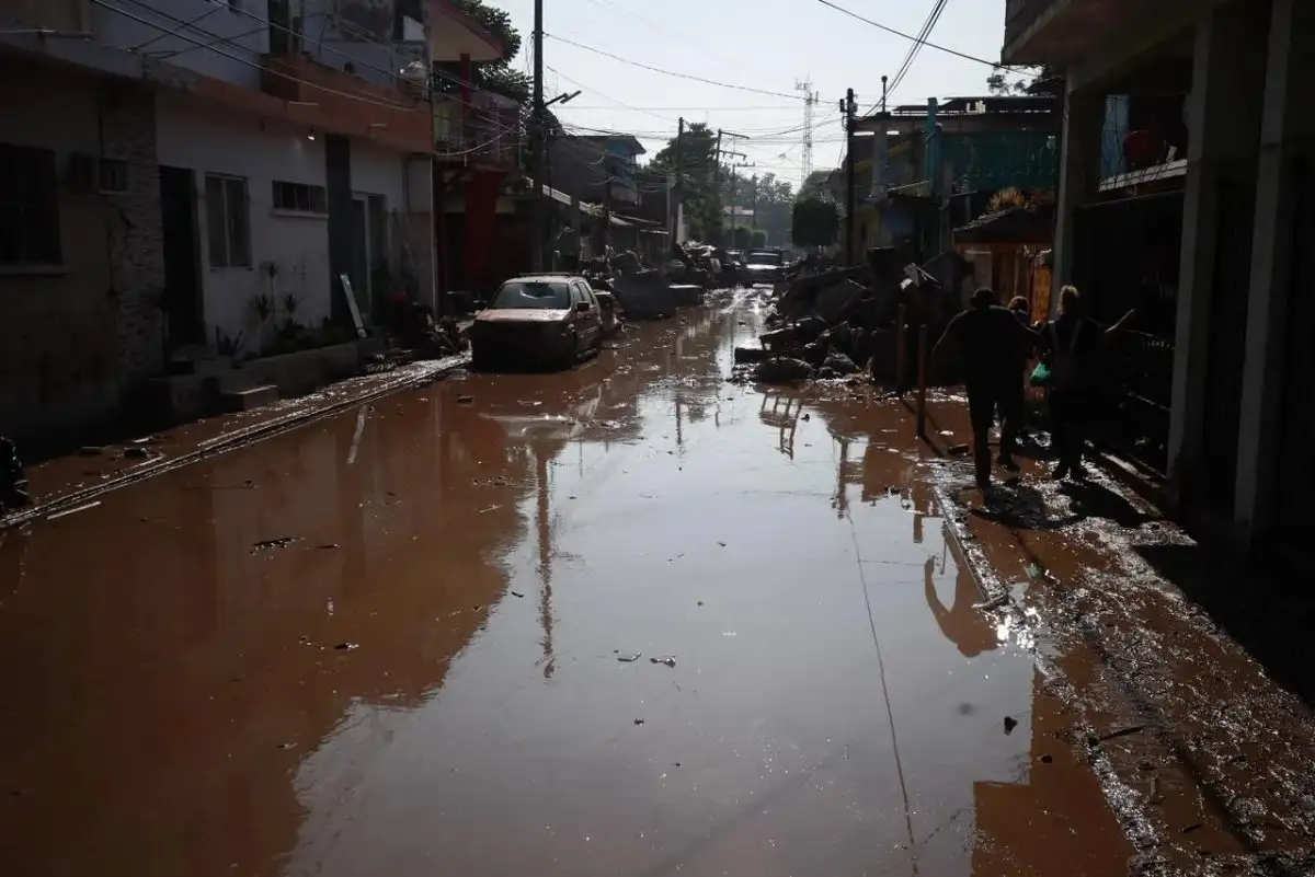 Daños causados por las lluvias e inundaciones en la colonia Lázaro Cárdenas de Poza Rica, Veracruz, donde los habitantes se ayudan mutuamente para limpiar sus casas, el 16 de octubre de 2025. Foto 
