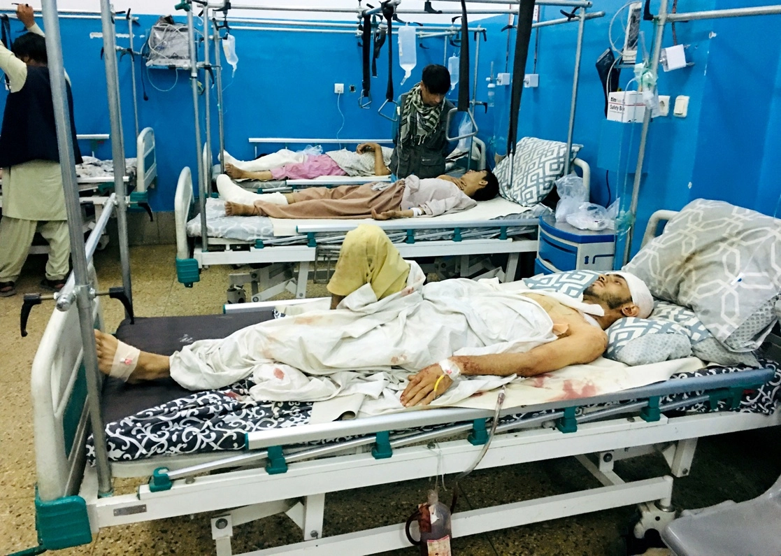 Sobrevivientes de los atentados en el aeropuerto de Kabul reciben atención médica en un centro hospitalario. Foto Ap