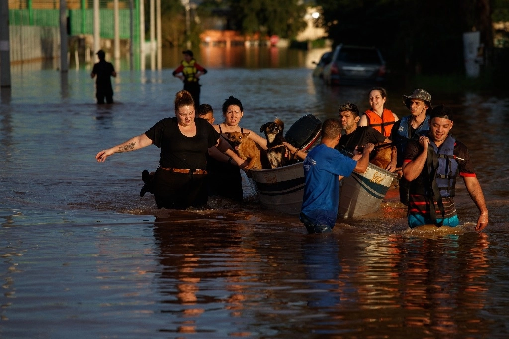 Equipos de rescate trasladan a personas afectadas por la inundación, en Novo Hamburgo, Río Grande do Sul, Brasil. Foto  Xinhua