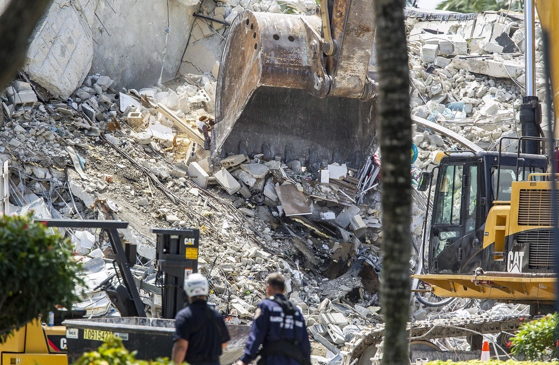 Escombros del edificio Champlain Towers South, de 12 pisos y construido en primera línea de playa en Surfside, en el norte de Miami. Foto Ap