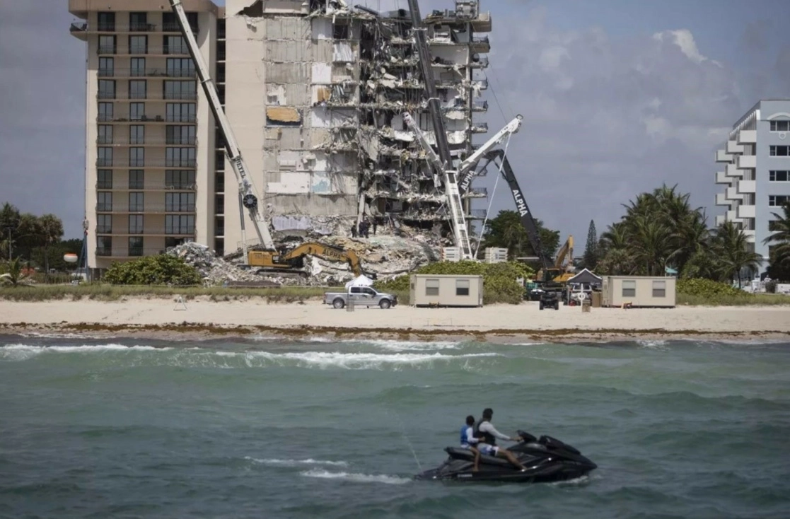 Rescatistas estadunidenses, mexicanos e israelíes trabajaban a contrarreloj para hallar sobrevivientes en el edificio de 12 pisos en Surfside, Florida, en el cual se colapsaron 55 departamentos el jueves pasado; hasta el momento hay 150 desaparecidos. Foto Afp