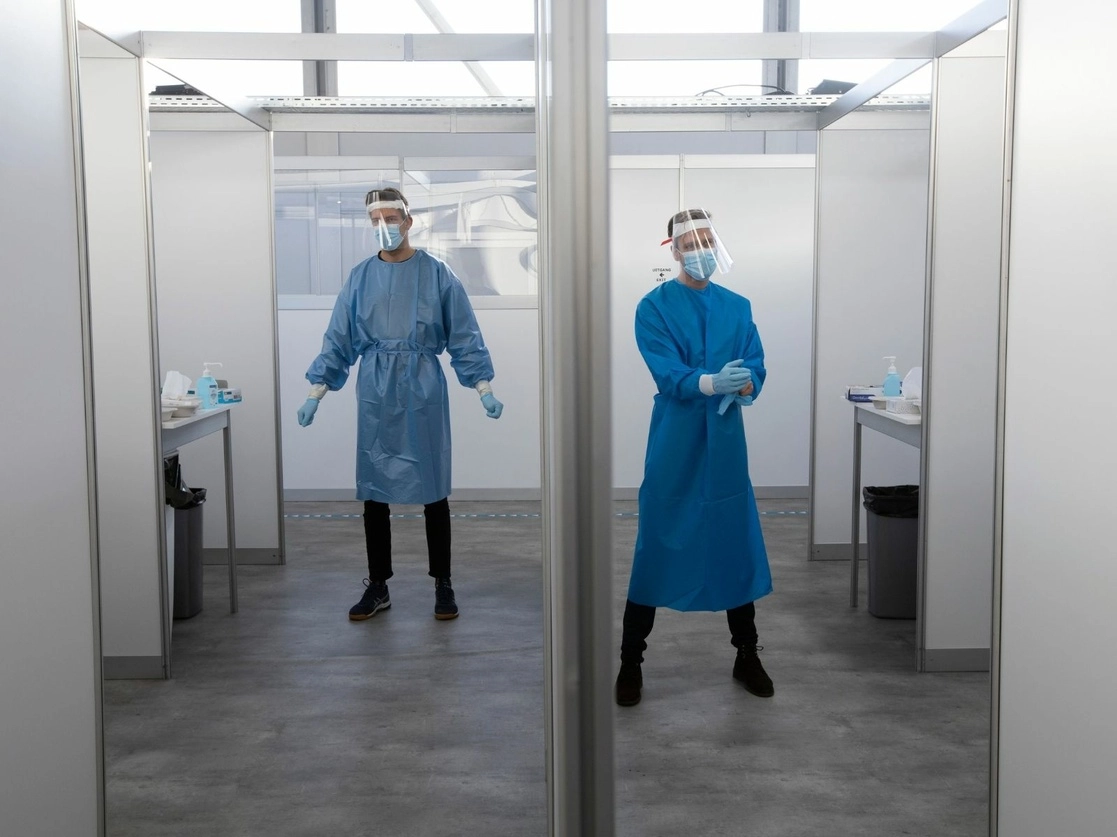 Personal médico espera en un centro de pruebas de detección de Covid-19 en Utrecht, Holanda. Foto Ap 
