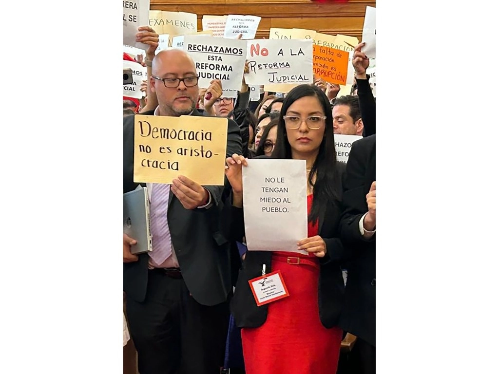 Las movilizaciones ayer en la Corte, a favor y en contra de la reforma al Poder Judicial, derivaron en enfrentamientos verbales entre trabajadores que llegaron incluso hasta la sesión privada de la segunda sala. Foto Tomada de redes 