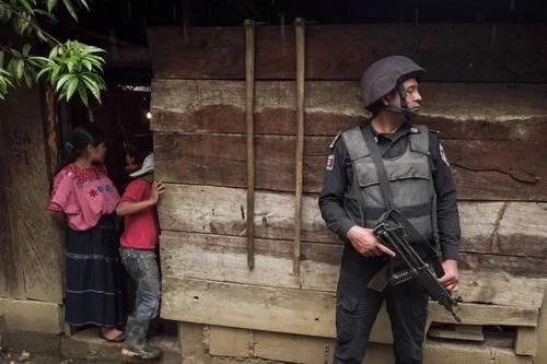Agentes de seguridad pública hicieron el jueves patrullajes de unas horas en los asentamientos de los desplazados de Aldama, Chiapas. Los pobladores acusan que las balaceras se reanudaron de manera más intensa. Foto Cuartoscuro.com