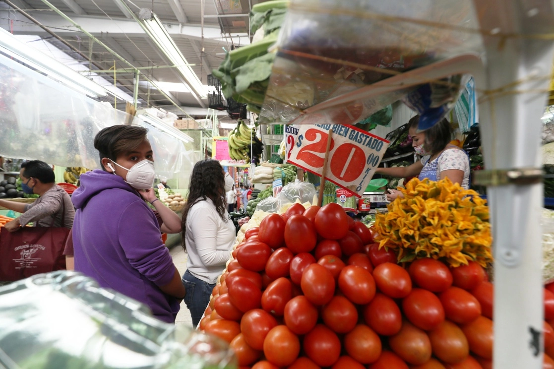 Por segundo mes consecutivo la inflación quedó fuera del objetivo del Banco de México. En abril llegó a 6.08 por ciento anualizada, informó el Inegi. Foto Yazmín Ortega Cortés