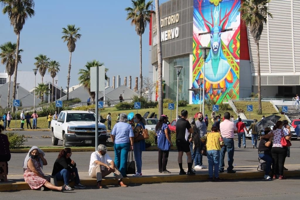 Así se vio la fila de personas que esperaban por su vacuna en Tepic, Nayarit, el 5 de abril de 2021. Foto Myriam Navarro
 