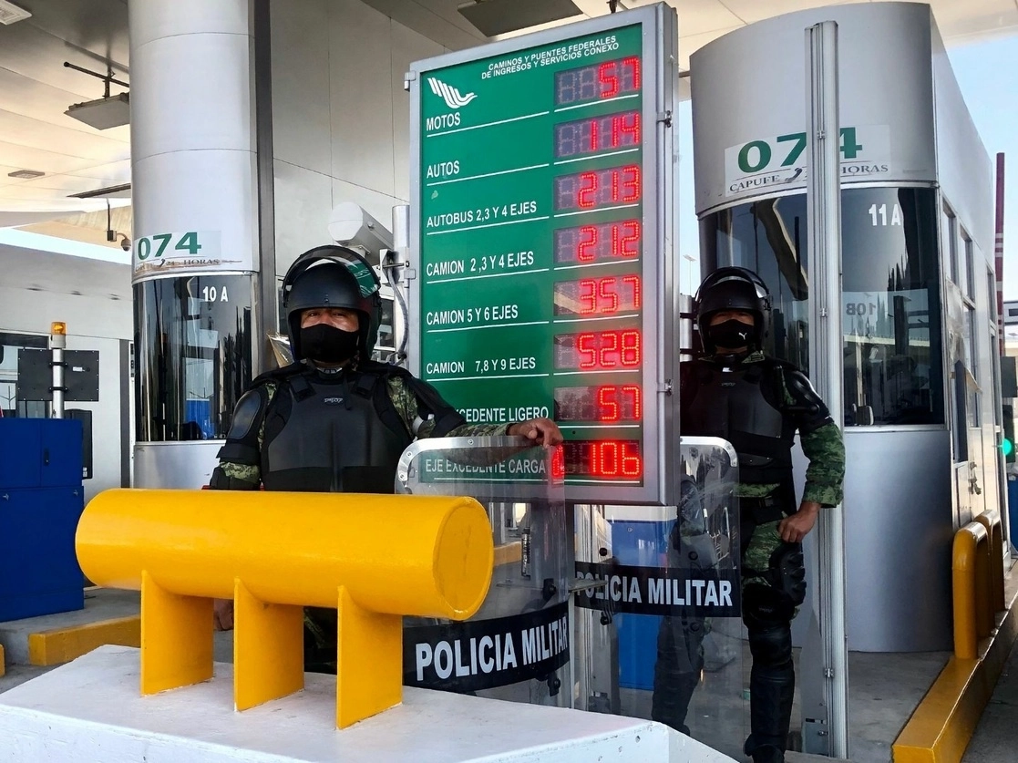 Dos policías de la GN vigilan la caseta México-Cuernavaca. Foto Luis Castillo / Archivo
