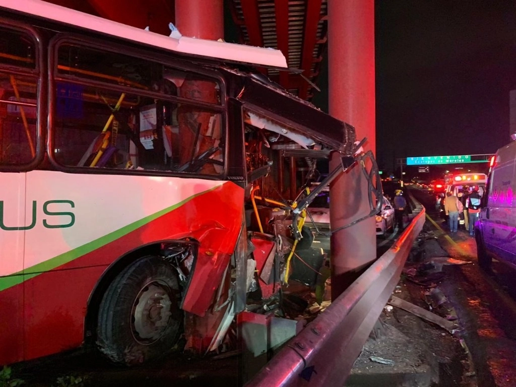 Ascendió a 11 el número de lesionados en el choque del autobús de pasajeros, que cubre el servicio provisional Indios Verdes-Las Américas, con dirección a Ecatepec, contra la base de un puente peatonal la noche del lunes. Foto ‘La Jornada’