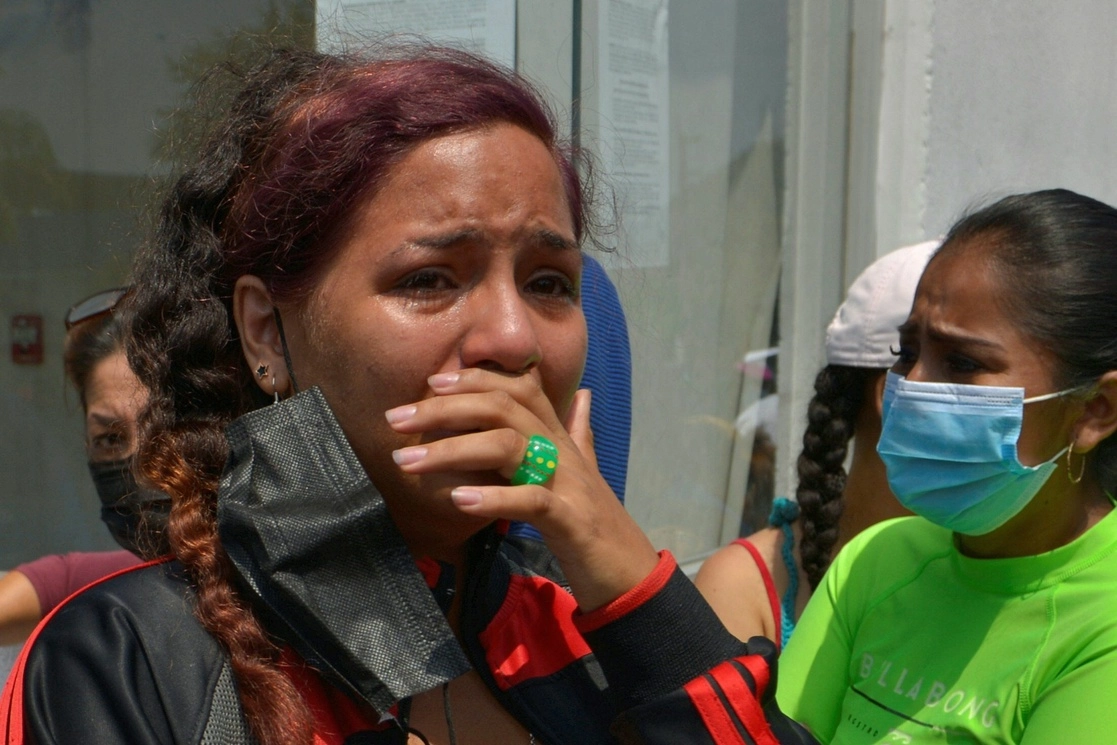 En la imagen, familiares esperan noticias afuera de la cárcel de Guayaquil. Foto Afp