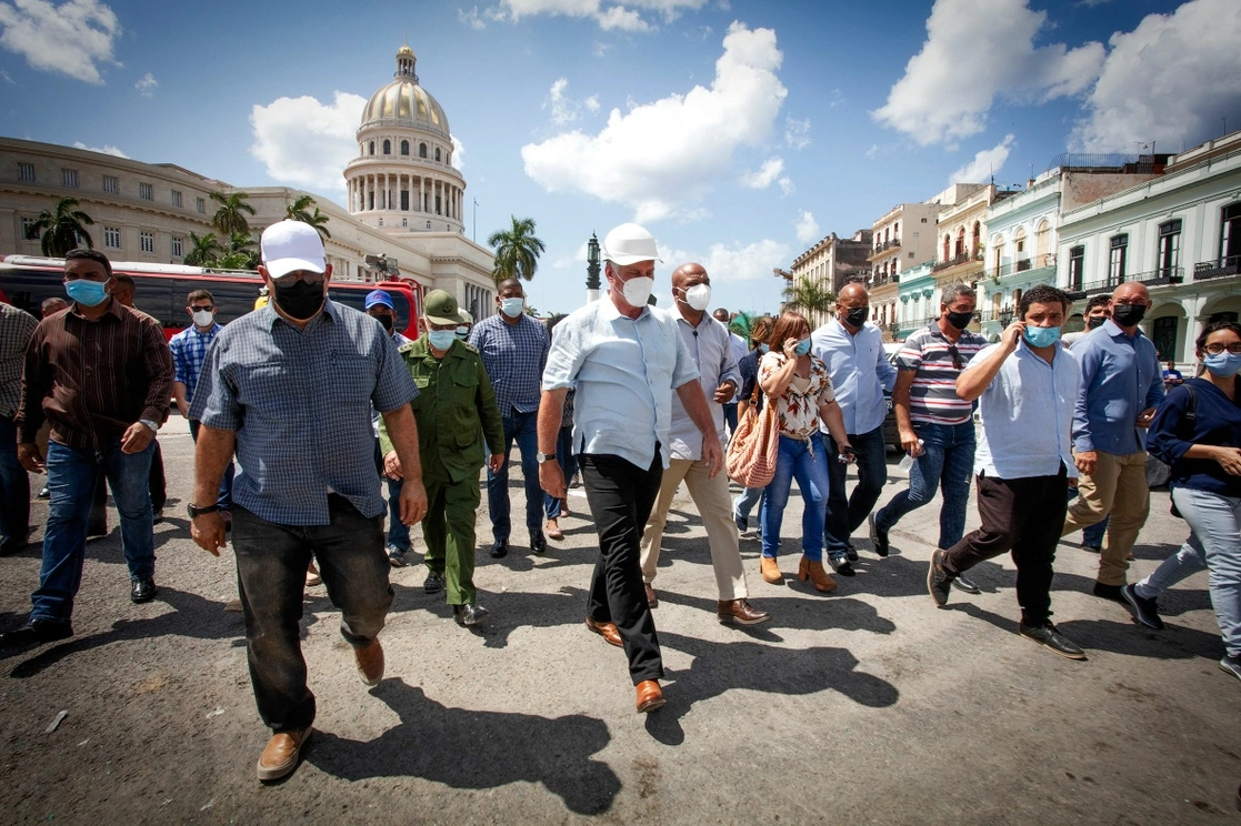 El presidente cubano, Miguel Díaz-Canel, durante una visita al área donde sucedió la explosión en el hotel Saratoga, en La Habana, ayer. Foto Presidencia de Cuba vía Afp