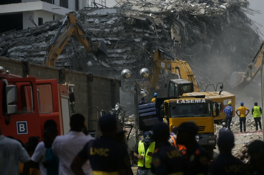 Cuerpos de rescate trabajan en los escombros del edificio residencial que colapsó en Lagos, Nigeria. Foto Ap