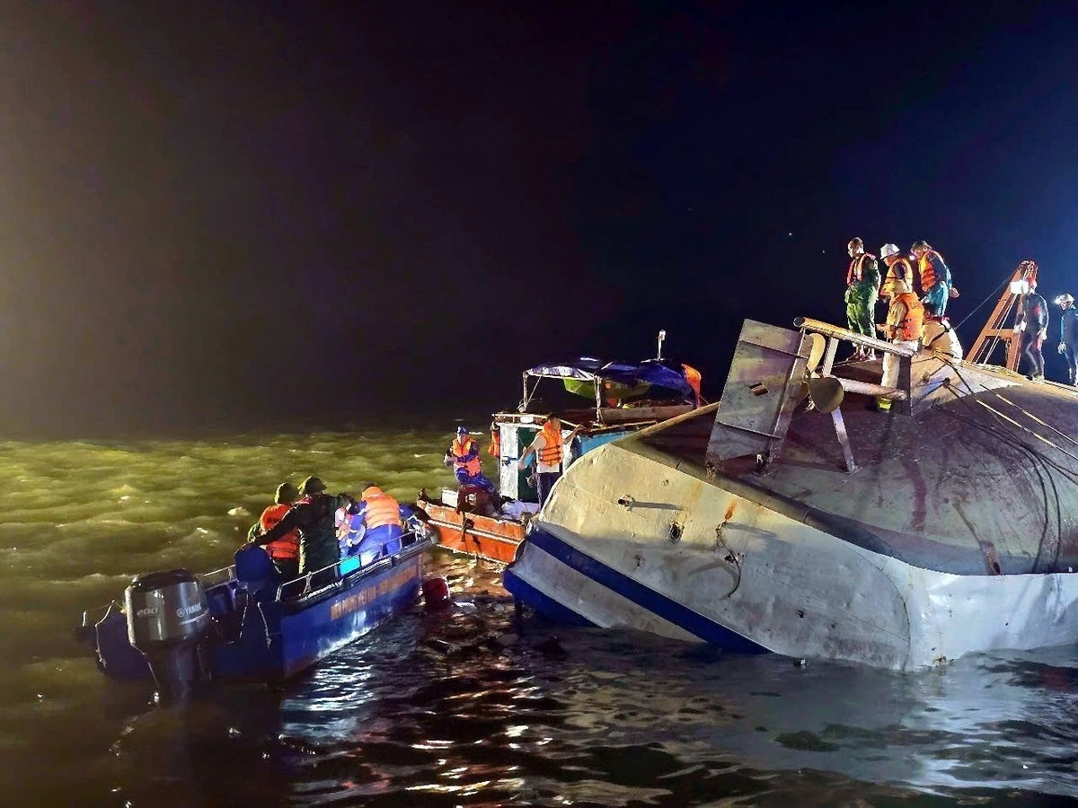 Rescatistas trabajan en el sitio del naufragio de un crucero en la bahía de Ha Long, en la provincia de Quang Ninh, en el norte de Vietnam, el 21 de julio de 2025.