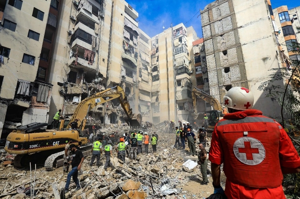Rescatistas buscan víctimas entre los escombros dejados por un ataque aéreo israelí al sur de Beirut, Líbano. Foto Afp