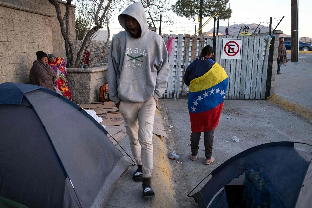 Migrantes pasaron la noche afuera de la estación del INM, luego del incendio en Ciudad Juárez. Foto Afp