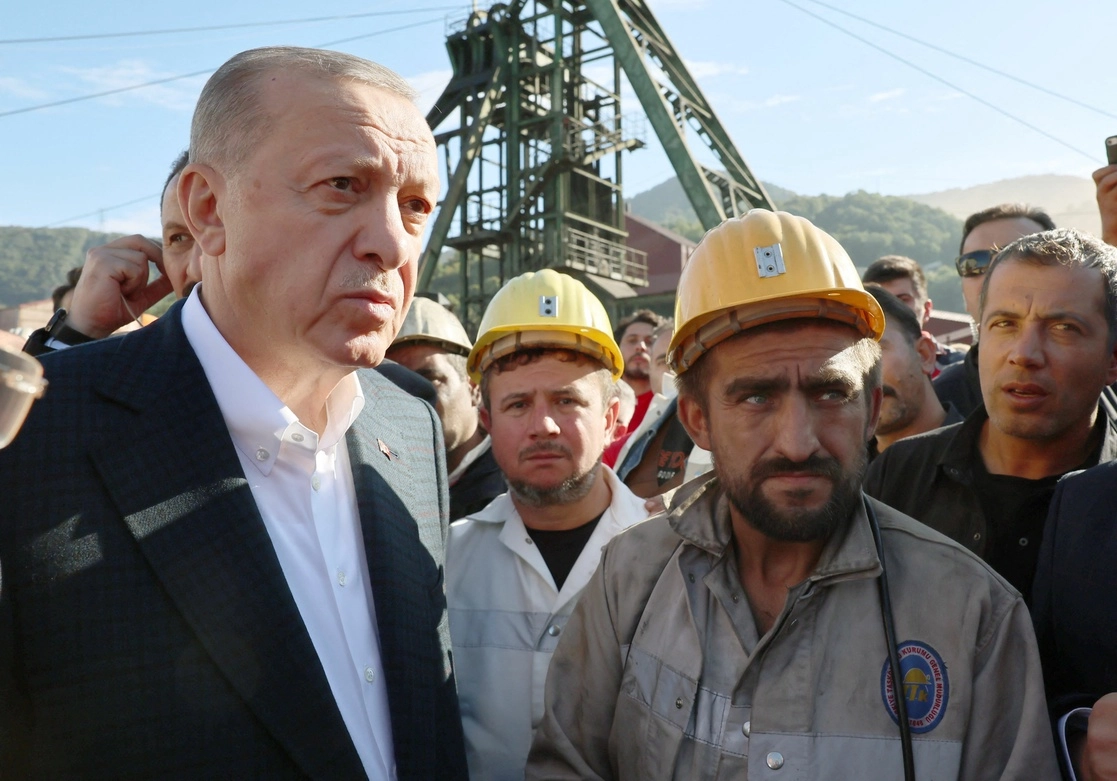 El presidente turco, Recep Tayyip Erdogan, se reunió con trabajadores mineros después de inspeccionar el sitio de una explosión en una mina de carbón en Amasra. Foto Afp
