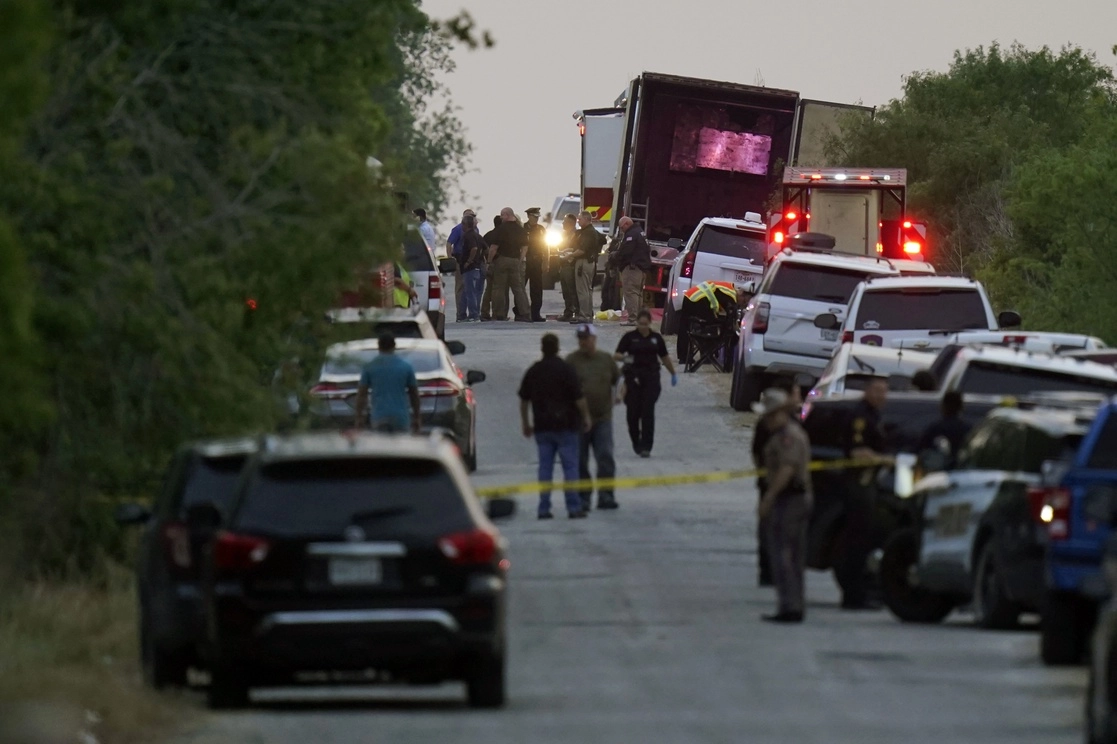 Autoridades policiales de Texas, en pesquisas tras el hallazgo de un tráiler con 51 migrantes muertos en San Antonio, el 27 de junio. Foto Ap.