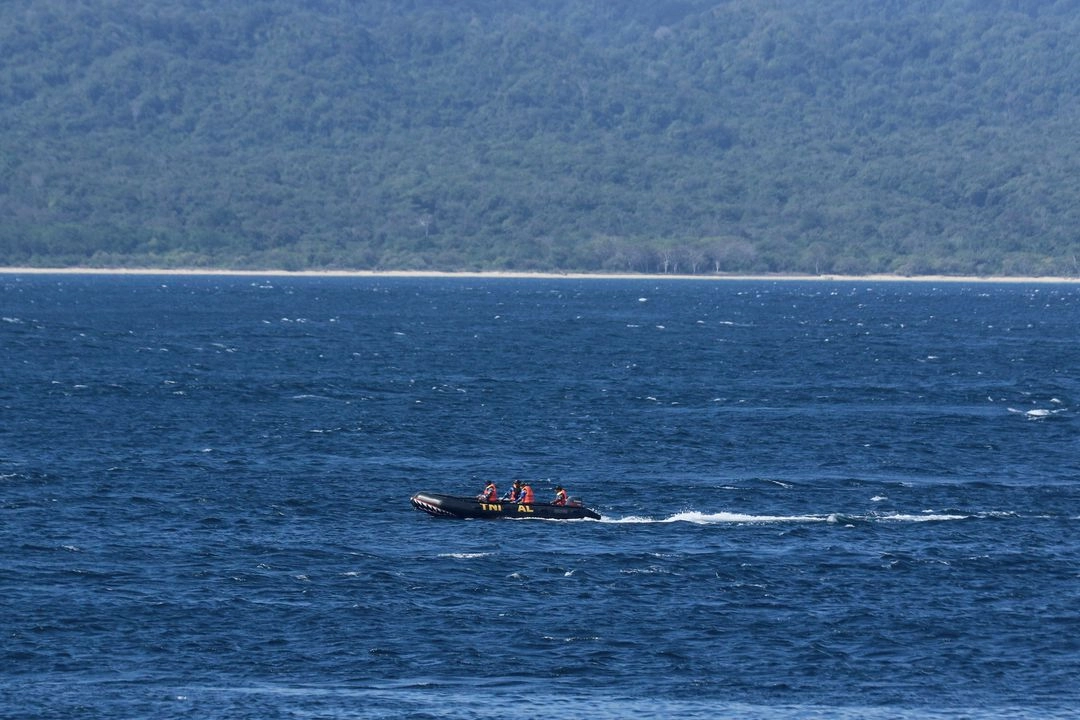 Personal de la Armada de Indonesia utiliza una lancha neumática para buscar víctimas tras el naufragio de un ferry rumbo a la isla turística de Bali, en aguas de Banyuwangi, Java Oriental, Indonesia, el jueves 3 de julio de 2025. Foto