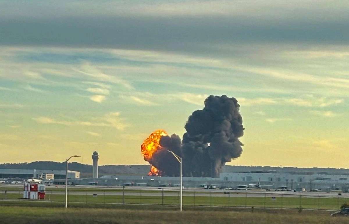 Imagen captada momento después del accidente de un avión de carga en el Aeropuerto Internacional Muhamad Alí de Louisville, en el estado de Kentucky, EU, ocurrido el 4 de noviembre de 2025. Foto 