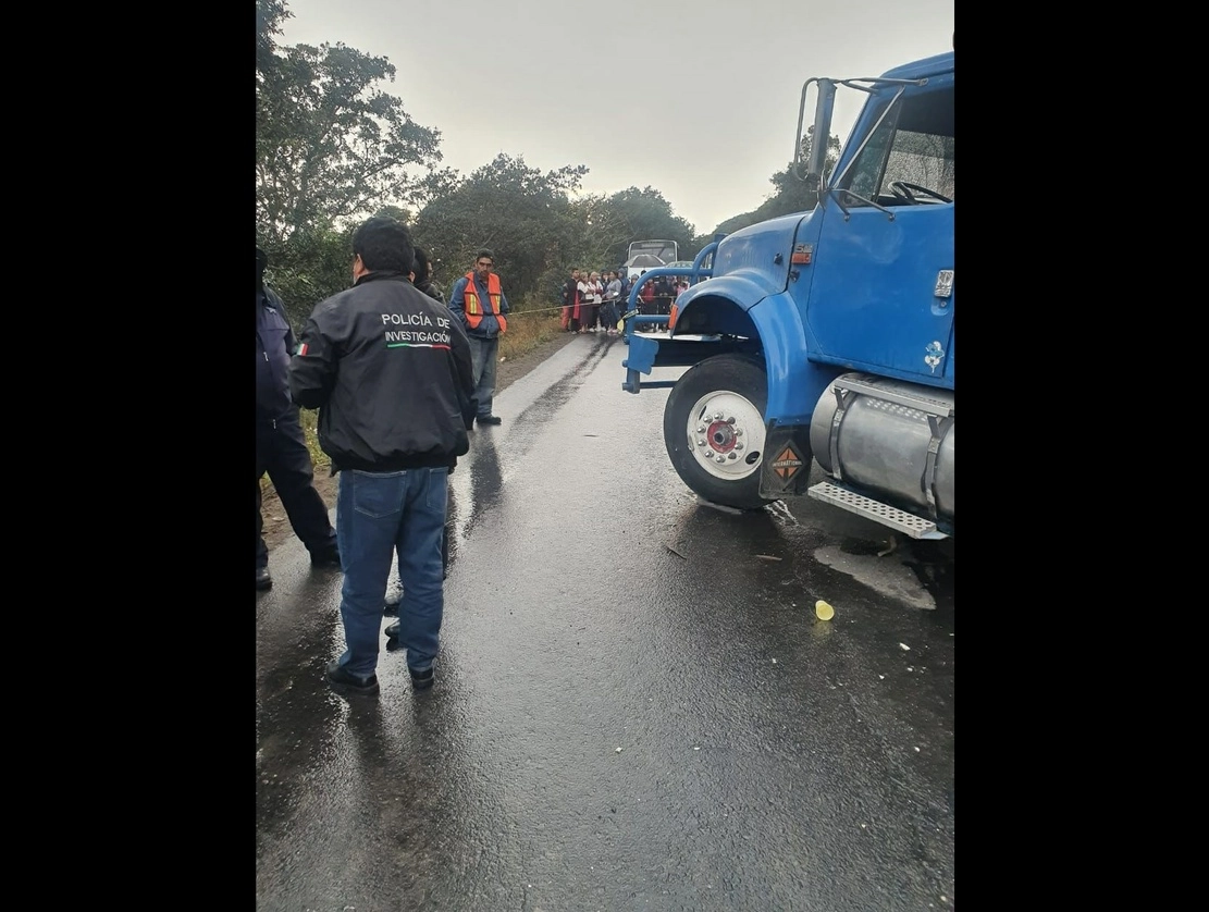 Un camión de carga impactó a la ‘combi’ en la carretera Villa del Carbón-Nicolás Romero, Colonia San José el Vidrio, en el Estado de México. Foto La Jornada