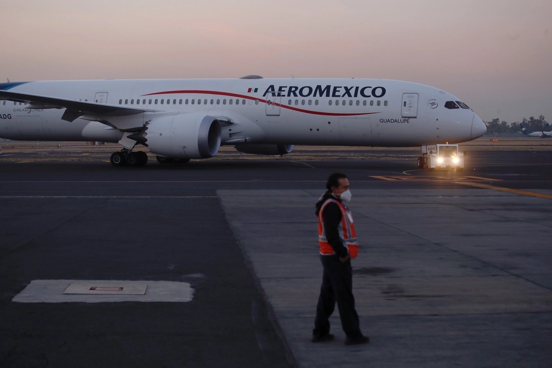 Avión de Aeroméxico en la Terminal 2 del AICM. Foto Cristina Rodríguez/ Archivo