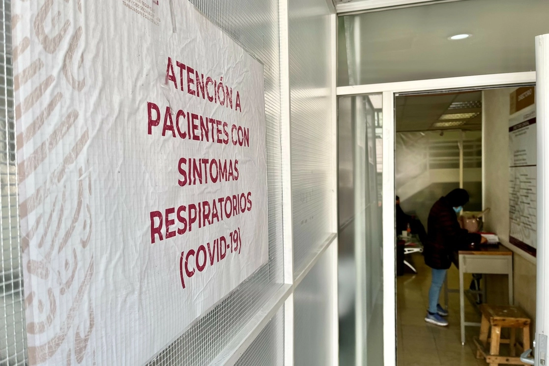 Entrada a una clínica del ISSTE, exclusiva para pacientes con enfermedades respiratorias. Foto Luis Castillo