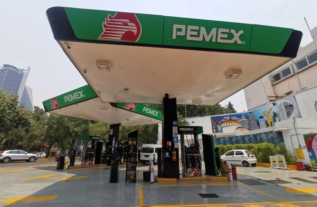 Alrededor de 20 gasolineras en Nuevo Laredo, Tamaulipas tuvieron que cerrar debido al demanda de combustible. Foto Cuartoscuro