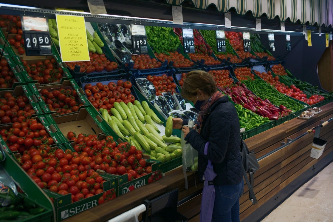 Una mujer escoge vegetales en un mercado de Turquía. Foto Ap