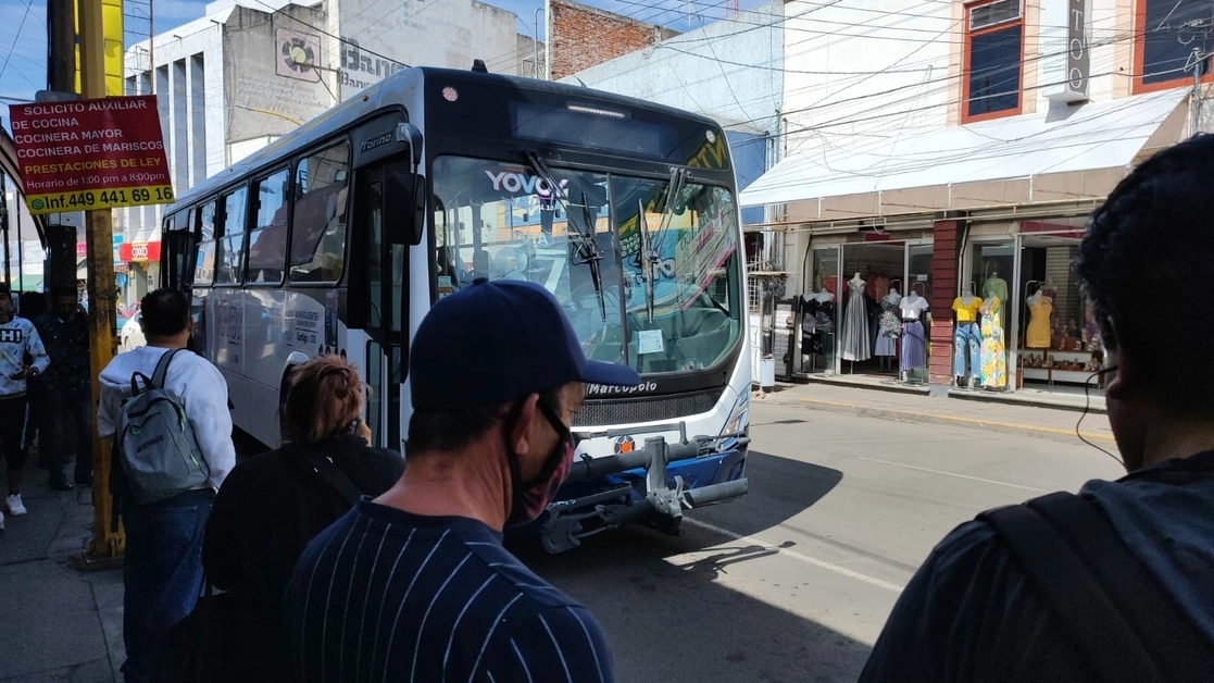 Parada de autobuses en la calle José María Morelos en la zona centro de Aguascalientes. Foto Claudio Bañuelos / Archivo