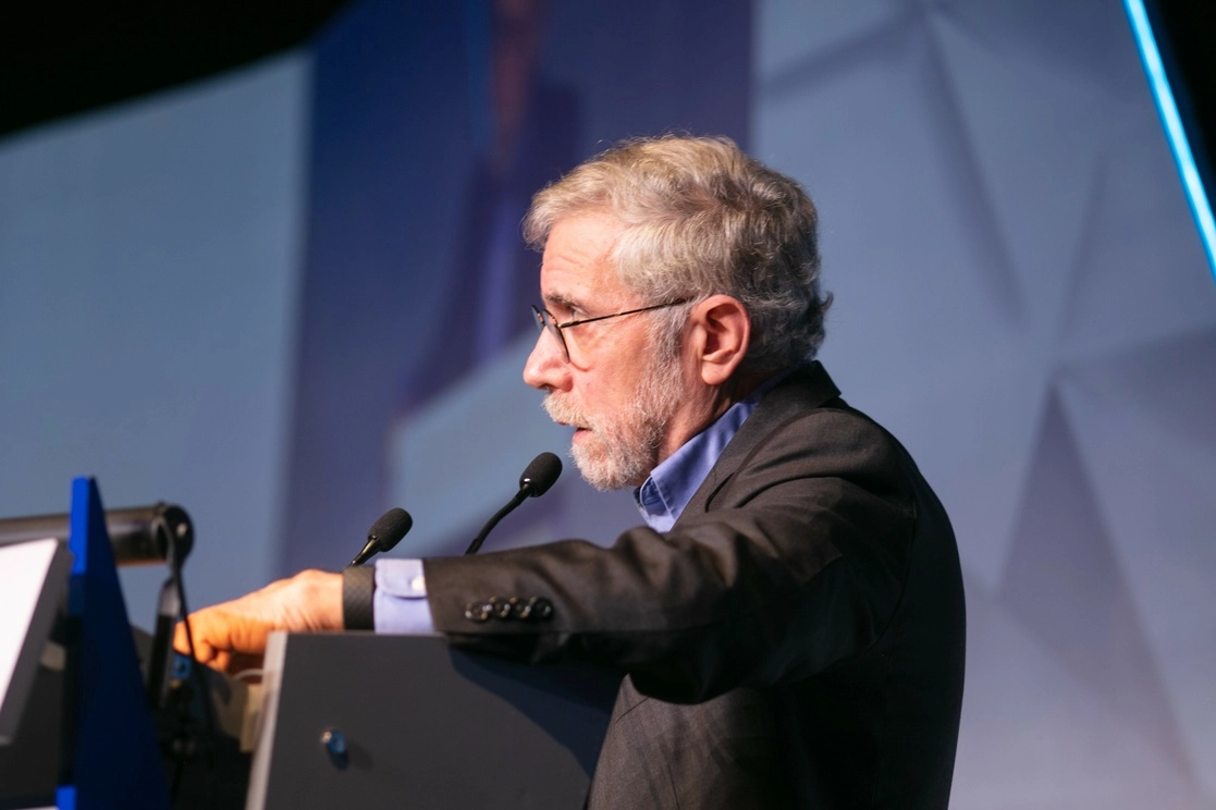 El endurecimiento de la política monetaria no se reflejará de inmediato en una menor inflación, advierte Paul Krugman, Premio Nobel de Economía de 2008. Foto Amafore