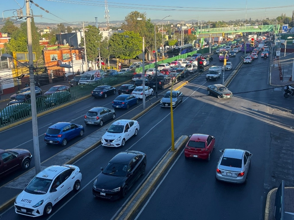 Tráfico vehicular en la Ciudad de México, el 26 febrero de 2024. Foto Luis Castillo