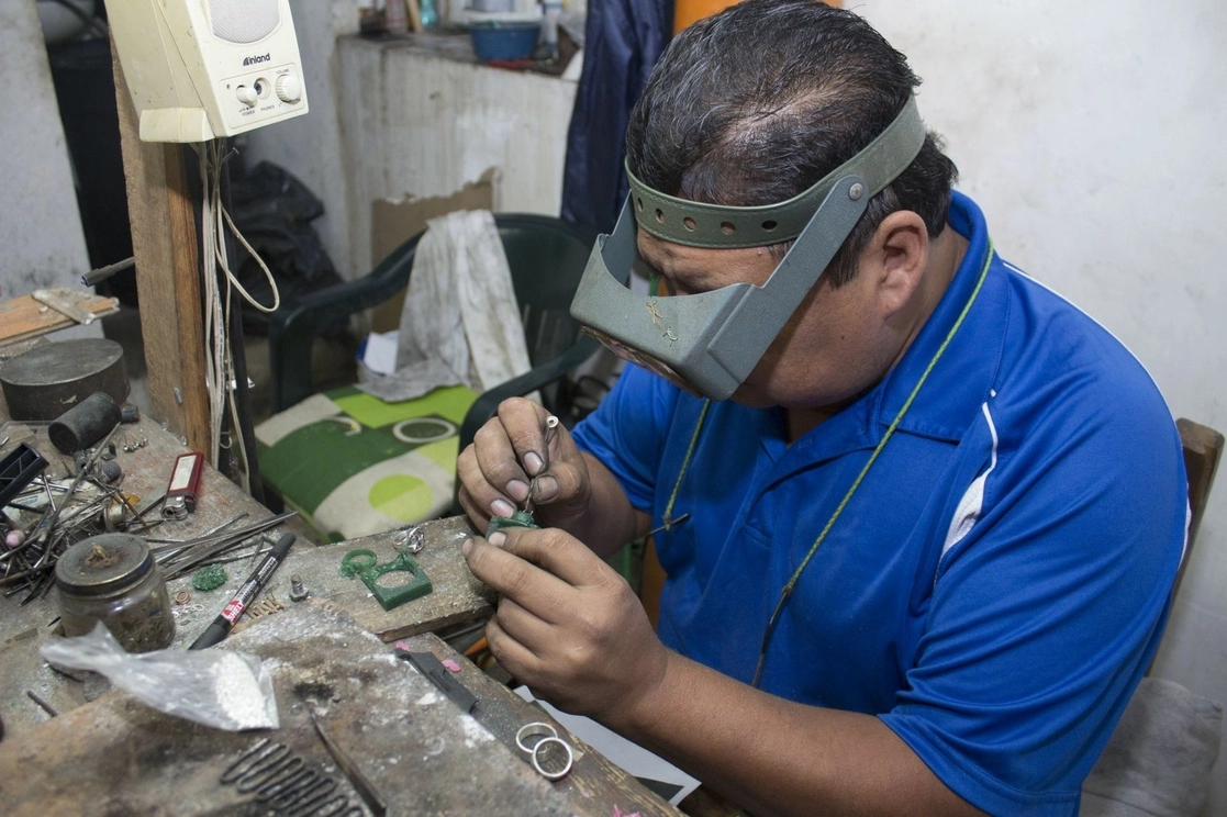 Manufactura de joyería en la ciudad de Taxco de Alarcón, Guerrero. Foto Cuartoscuro / Archivo