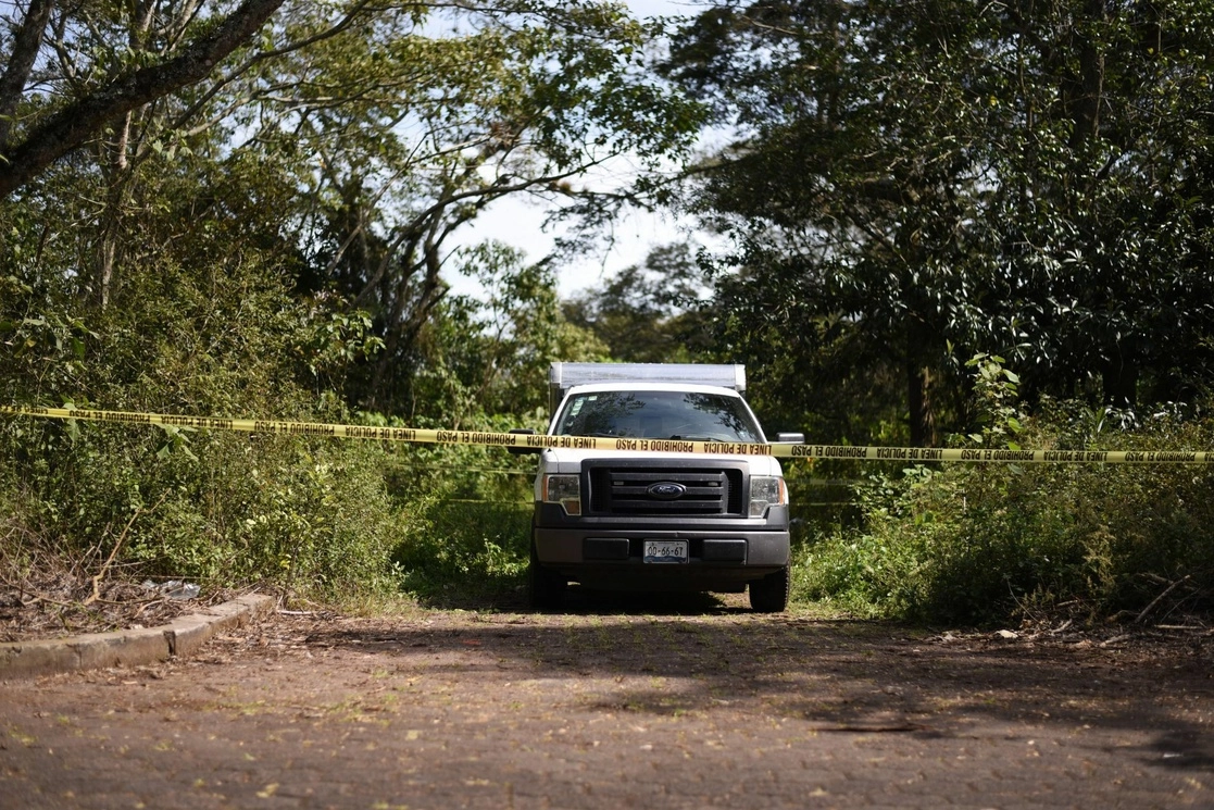 Elementos de seguridad acordonaron el predio conocido como la Herradura Xalapa tras el hallazgo de restos humanos por un colectivo de búsqueda. Foto Cuartoscuro 