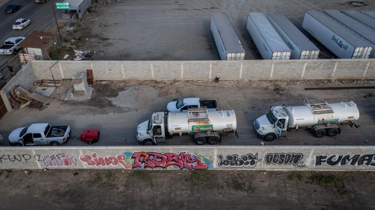Predio ubicado en la carretera libre Tijuana-Tecate, a la altura de la colonia Ojo de Agua, asegurado por el Ejército tras el hallazgo de pipas con hidrocarburo, el 23 de septiembre de 2025. Foto 