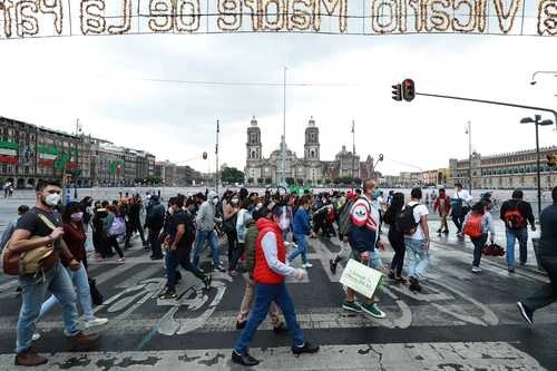 Con la ciudad en semáforo naranja, el Centro Histórico vuelve a su vida agitada de los sábados, previo al festejo patrio. Foto María Luisa Severiano