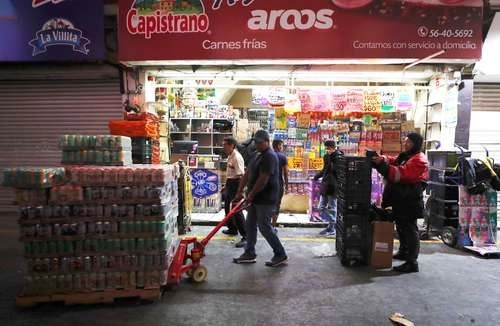 En el segundo trimestre decreció 19.2% el gasto en refrescos, agua natural, café y bebidas saborizadas. Foto Víctor Camacho