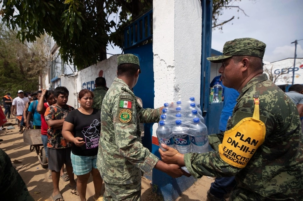 El presidente Andrés Manuel López Obrador llamó a seguir con la búsqueda de desaparecidos, tras el paso del huracán ‘Otis’ en Acapulco, y mantenerse en comunicación con los familiares de las personas fallecidas para brindarles apoyos. Foto Alfredo Domínguez 