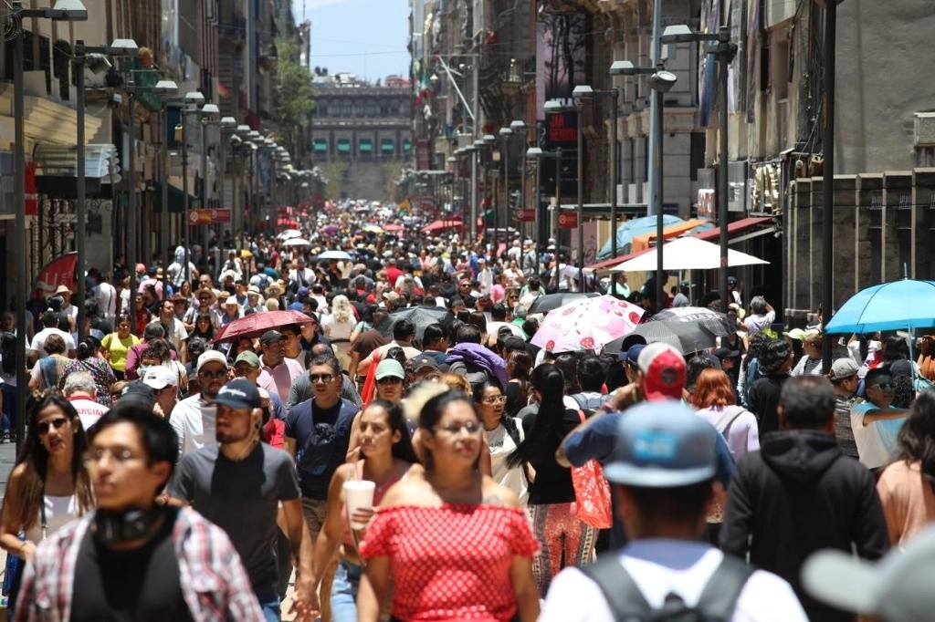 Capitalinos realizan compras en el Centro Histórico de la Ciudad de México, el 15 de junio de 2024. Foto María Luisa Severiano