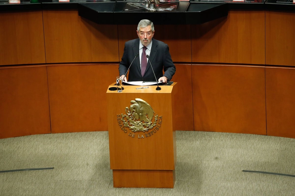 El titular de la Secretaría de Relaciones Exteriores, Juan Ramón de la Fuente, se reunió con los 100 nuevos becarios del Servicio Exterior Mexicano. Foto 