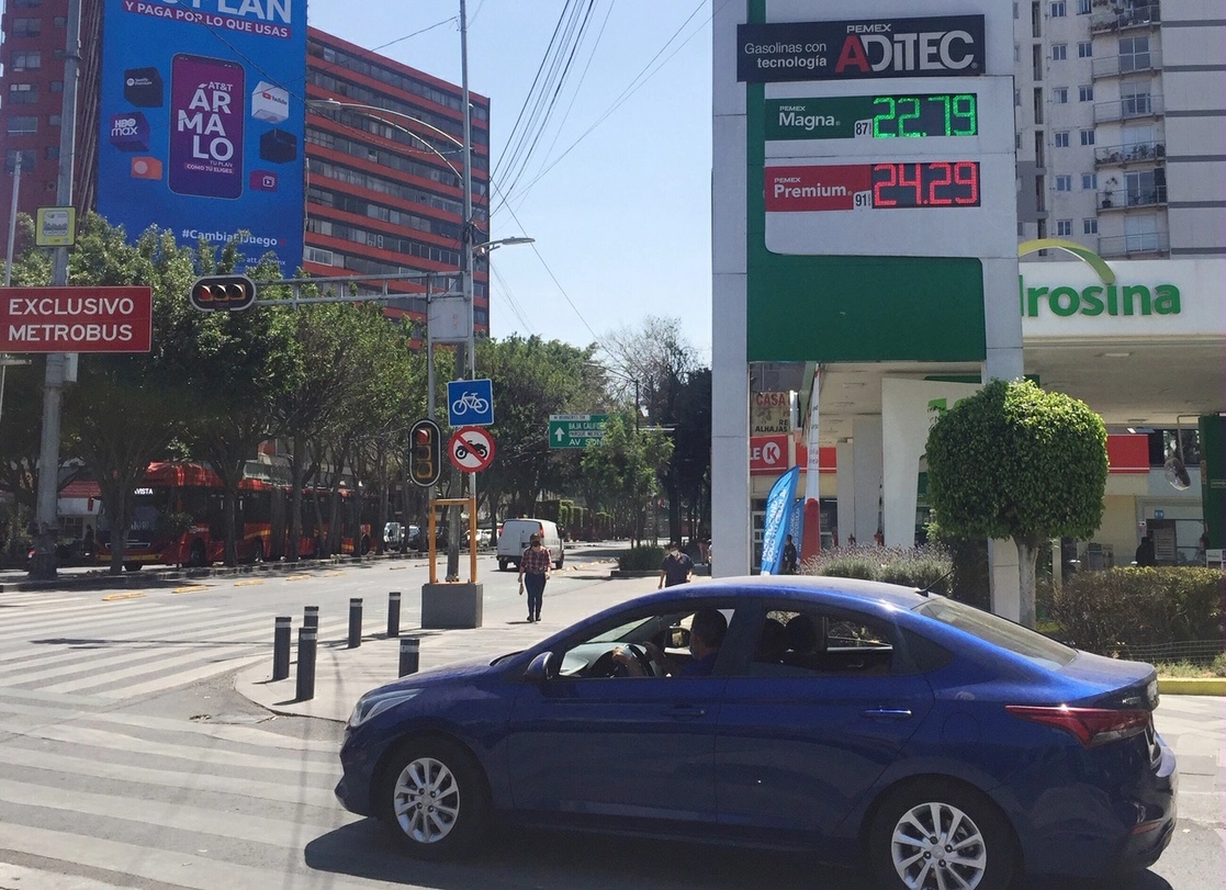 Costo de los combustibles ayer en la Ciudad de México. Foto Guillermo Sologuren