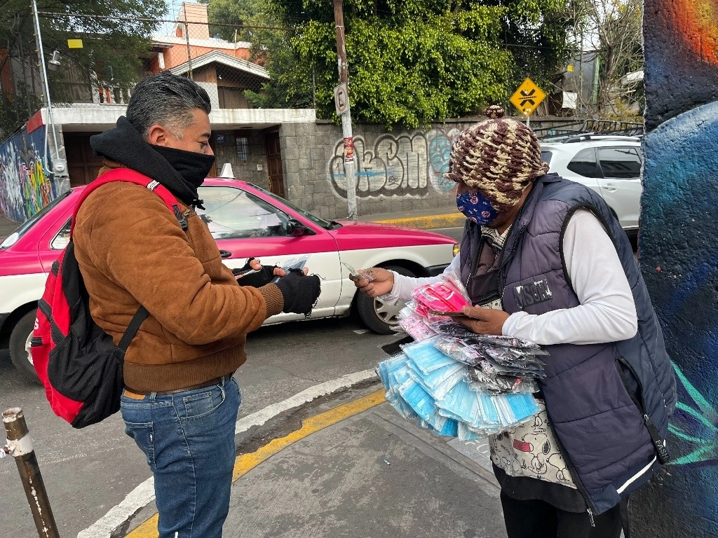 A pesar de que la nueva variante de Covid-19 no representa un riesgo para la salud, autoridades recomiendan el uso del cubrebocas. Foto Luis Castillo