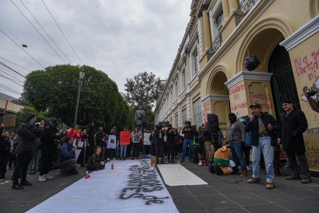 Egresados de diferentes generaciones de la UAEM se reunieron en la “Casa del Estudiante”, antes edificio de Rectoría, para mostrar su solidaridad al movimiento estudiantil. En micrófono abierto expresaron su apoyo, así como la entrega de víveres para los estudiantes en paro. 