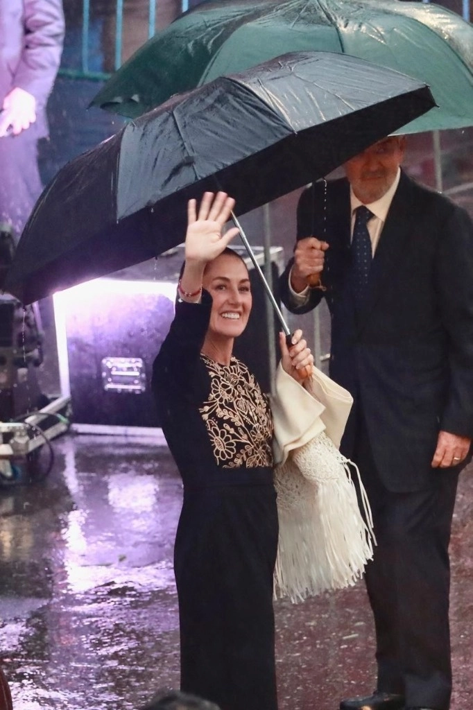 En la imagen se observa el arribo de Claudia Sheinbaum presidenta electa de México a la cena en el museo de la Ciudad de México que sostuvo con los mandatarios que asistirán hoy a su toma de posesión. Foto Luis Castillo