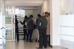 Personas hacen fila para poder sacar dinero de un cajero de BBVA. Foto Pablo Ramos/ Archivo