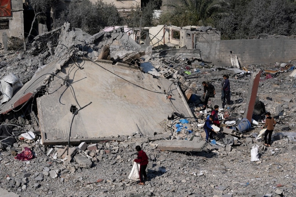 Edificio destruido por ataques israelíes en la zona de Deir al Balah, en Gaza. Foto Ap
