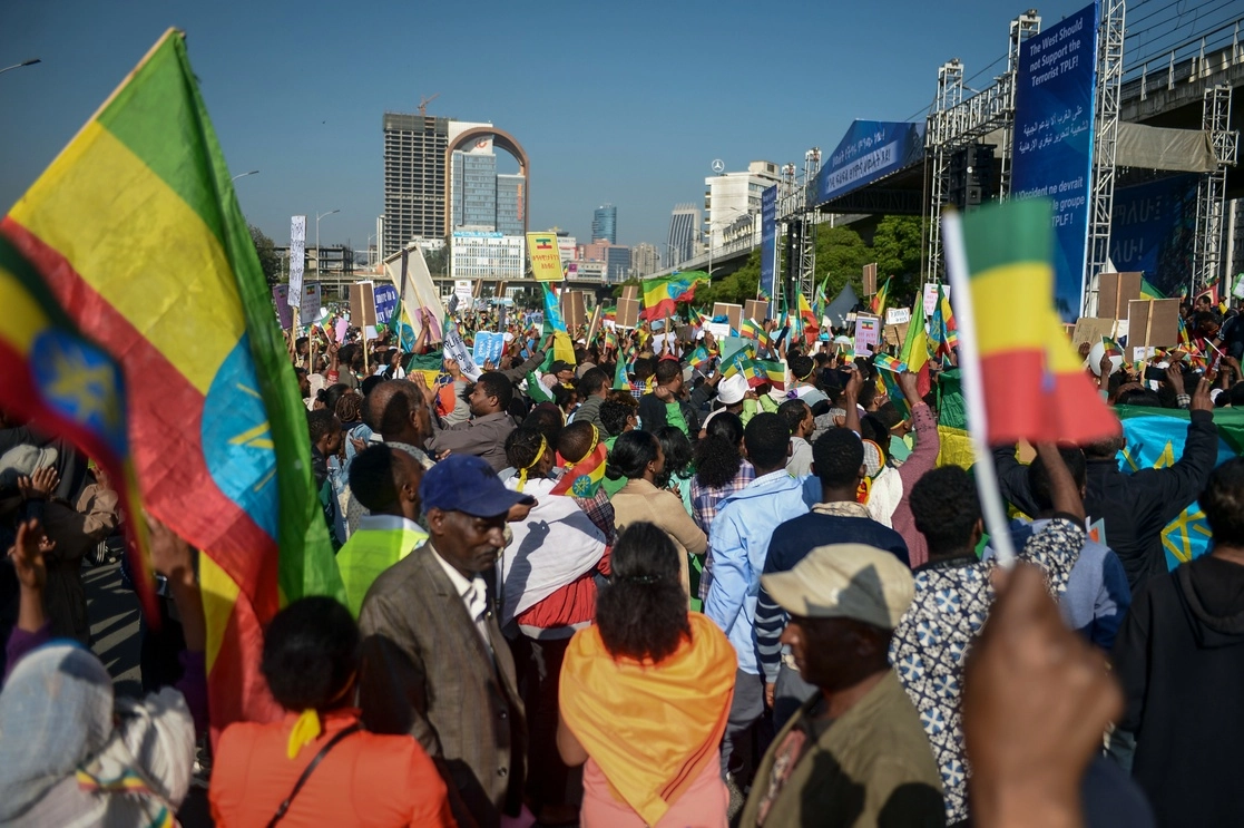 Protesta en Etiopía contra el diálogo de paz entre rebeldes del Tigray y autoridades etíopes. Foto Ap 