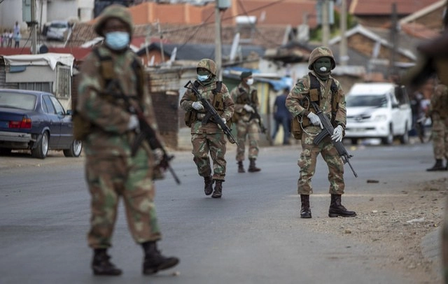 Elementos de Seguridad de Sudáfrica vigilan que se acate la cuarentena dictada por el gobierno ante la crisis sanitaria. Foto Ap